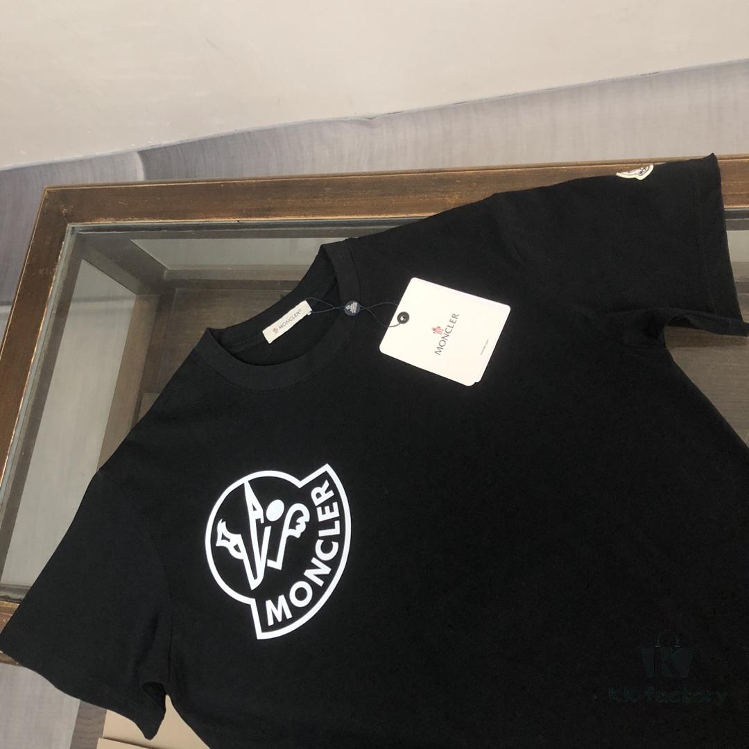 Moncler Summer New Round Neck Short Sleeve T-Shirt 25SS! 270g Heavyweight Premium Cotton Fabric with Perfect Texture and Hand Feel! Slim Fit Tailored Design, Clean and Sharp! Exquisite Stitching and Craftsmanship! Excellent Silhouette and Outstanding Breathability! Fashionable and Versatile for All Ages – an Essential Wardrobe Staple for Men.