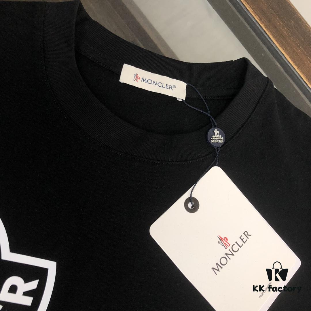 Moncler Summer New Round Neck Short Sleeve T-Shirt 25SS! 270g Heavyweight Premium Cotton Fabric with Perfect Texture and Hand Feel! Slim Fit Tailored Design, Clean and Sharp! Exquisite Stitching and Craftsmanship! Excellent Silhouette and Outstanding Breathability! Fashionable and Versatile for All Ages – an Essential Wardrobe Staple for Men.