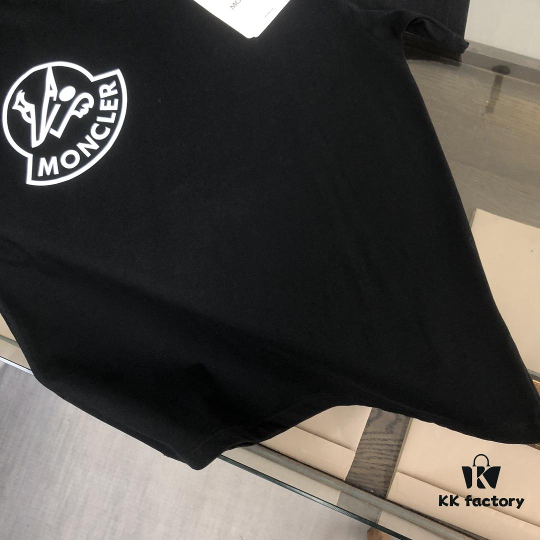 Moncler Summer New Round Neck Short Sleeve T-Shirt 25SS! 270g Heavyweight Premium Cotton Fabric with Perfect Texture and Hand Feel! Slim Fit Tailored Design, Clean and Sharp! Exquisite Stitching and Craftsmanship! Excellent Silhouette and Outstanding Breathability! Fashionable and Versatile for All Ages – an Essential Wardrobe Staple for Men.