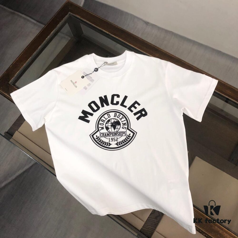 Moncler 25SS Summer New Arrival Round Neck Short-Sleeve T-Shirt! 270g Heavyweight Premium Cotton Fabric with Perfect Texture and Feel, Slim Fit Tailoring Design Clean and Sharp, Exquisite Stitching, Excellent Silhouette, Highly Breathable, Stylish and Versatile for All Ages – Essential Wardrobe Staple for Men