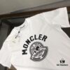 Moncler 25SS Summer New Arrival Round Neck Short-Sleeve T-Shirt! 270g Heavyweight Premium Cotton Fabric with Perfect Texture and Feel, Slim Fit Tailoring Design Clean and Sharp, Exquisite Stitching, Excellent Silhouette, Highly Breathable, Stylish and Versatile for All Ages – Essential Wardrobe Staple for Men