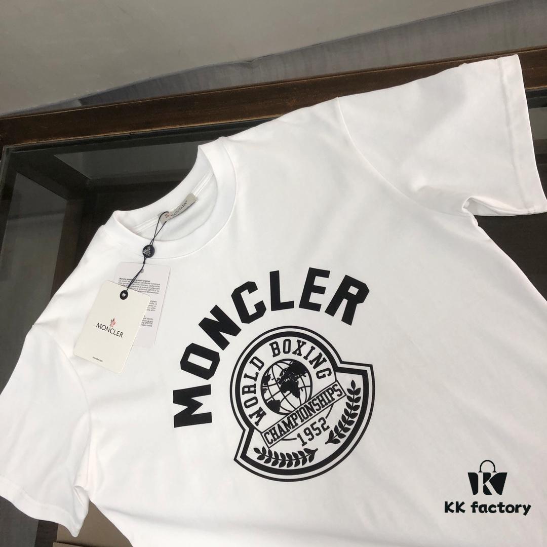 Moncler 25SS Summer New Arrival Round Neck Short-Sleeve T-Shirt! 270g Heavyweight Premium Cotton Fabric with Perfect Texture and Feel, Slim Fit Tailoring Design Clean and Sharp, Exquisite Stitching, Excellent Silhouette, Highly Breathable, Stylish and Versatile for All Ages – Essential Wardrobe Staple for Men