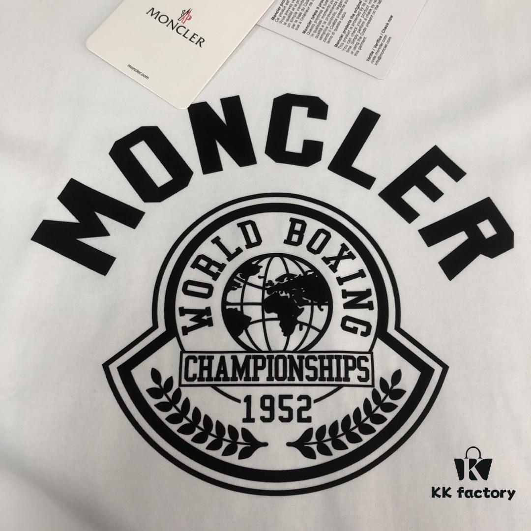 Moncler 25SS Summer New Arrival Round Neck Short-Sleeve T-Shirt! 270g Heavyweight Premium Cotton Fabric with Perfect Texture and Feel, Slim Fit Tailoring Design Clean and Sharp, Exquisite Stitching, Excellent Silhouette, Highly Breathable, Stylish and Versatile for All Ages – Essential Wardrobe Staple for Men