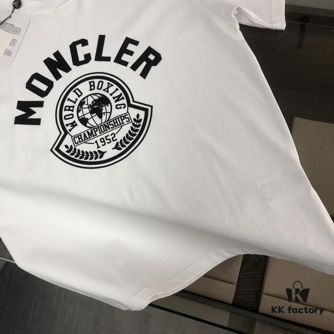 Moncler 25SS Summer New Arrival Round Neck Short-Sleeve T-Shirt! 270g Heavyweight Premium Cotton Fabric with Perfect Texture and Feel, Slim Fit Tailoring Design Clean and Sharp, Exquisite Stitching, Excellent Silhouette, Highly Breathable, Stylish and Versatile for All Ages – Essential Wardrobe Staple for Men