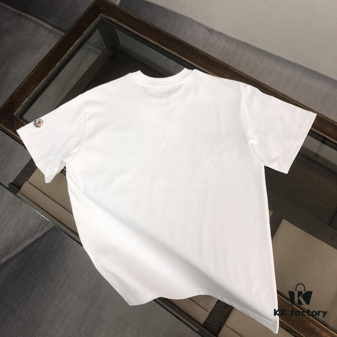 Moncler 25SS Summer New Arrival Round Neck Short-Sleeve T-Shirt! 270g Heavyweight Premium Cotton Fabric with Perfect Texture and Feel, Slim Fit Tailoring Design Clean and Sharp, Exquisite Stitching, Excellent Silhouette, Highly Breathable, Stylish and Versatile for All Ages – Essential Wardrobe Staple for Men
