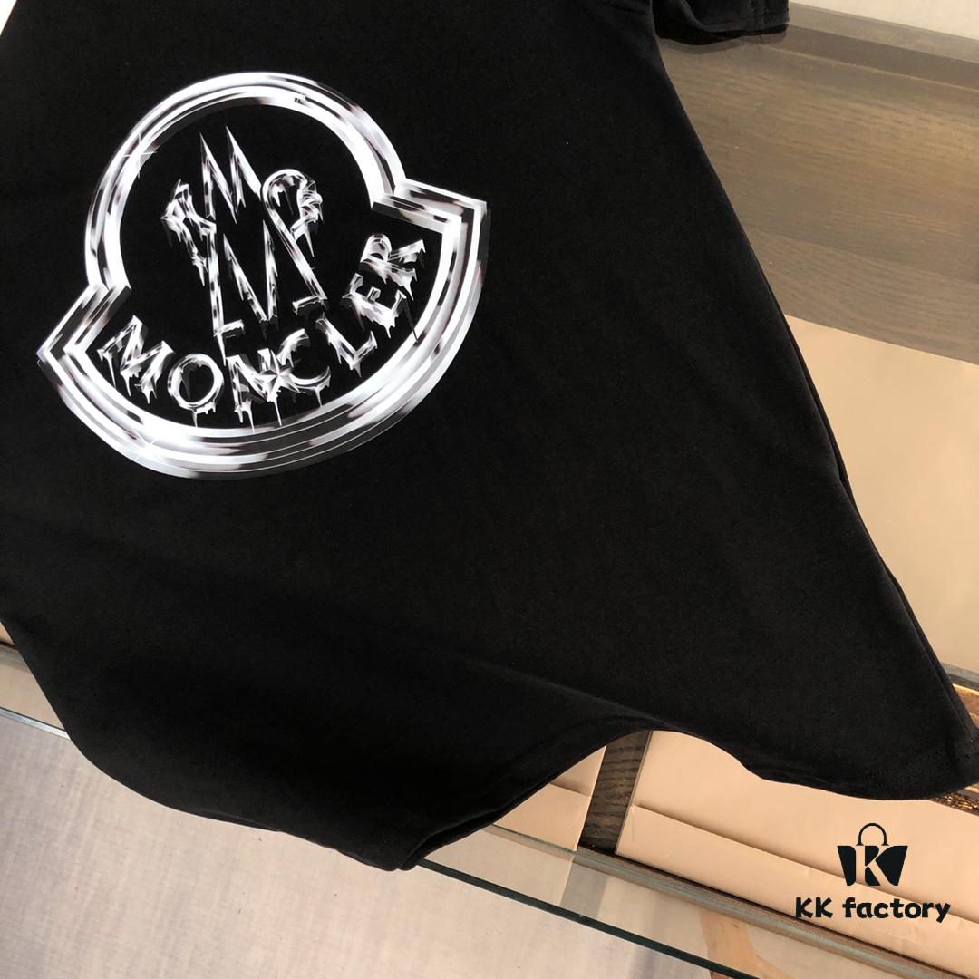 MONCLER 2025 SS Summer New Arrival Round Neck Short-Sleeve T-Shirt! Premium 270g Heavyweight Cotton Fabric with Excellent Hand Feel and Texture! Slim Tailored Cut for a Clean, Sharp Look! Stylish and Attractive! Exquisitely Stitched with Outstanding Silhouette! Superior Breathability! Effortlessly Worn by All Age Groups – A Must-Have Essential for Men's Wardrobes.