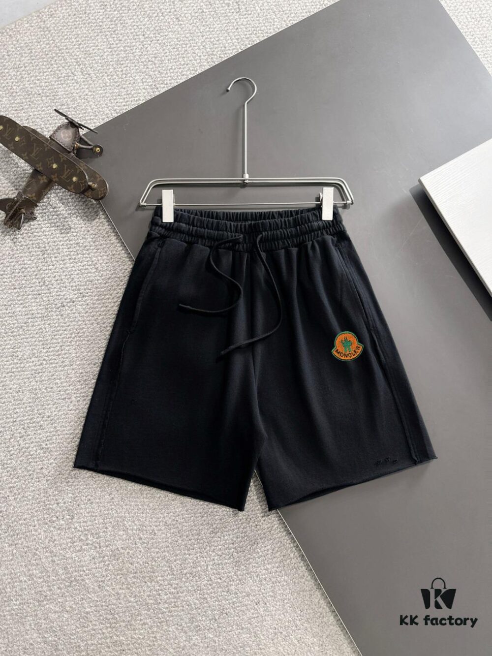 High-End Moncler 2025 Spring/Summer New Elastic Waist Casual Solid Color Loose Shorts