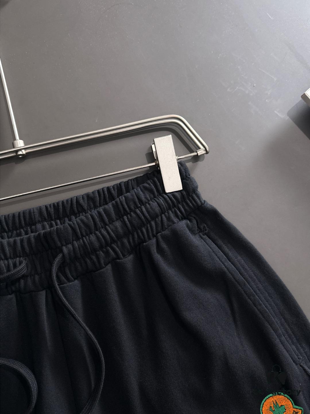 High-End Moncler 2025 Spring/Summer New Elastic Waist Casual Solid Color Loose Shorts