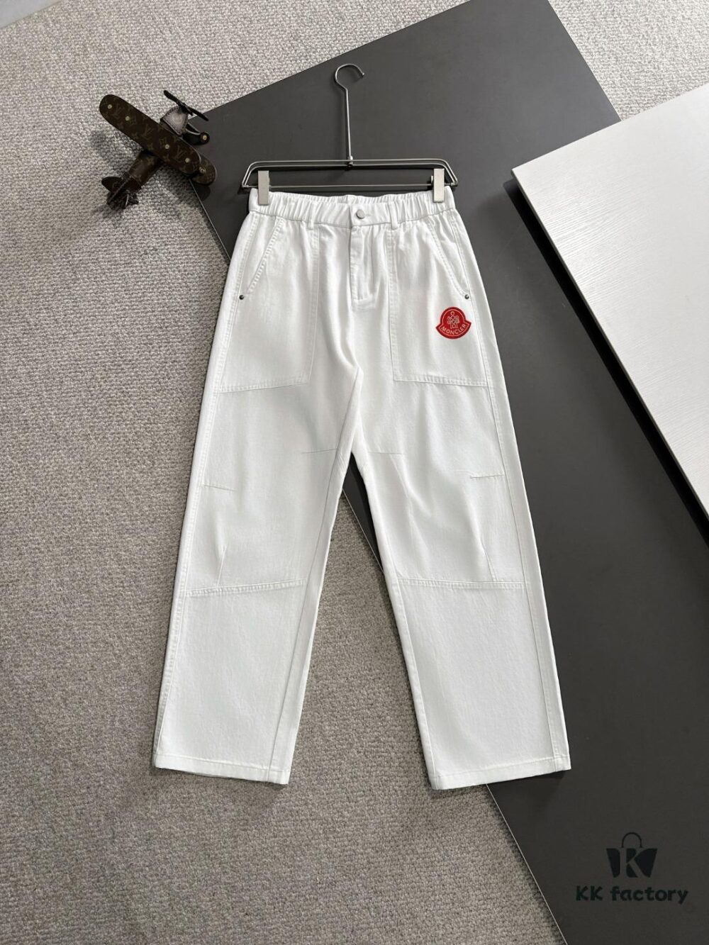 Moncler 2025 Spring and Summer New Arrival Elastic Waist Casual Pants, Lightweight Custom Counter Fabric, Highly Breathable and Comfortable, Exquisite Details, Brand-Driven Design Concept Reflecting High Quality, Smooth and Soft Touch