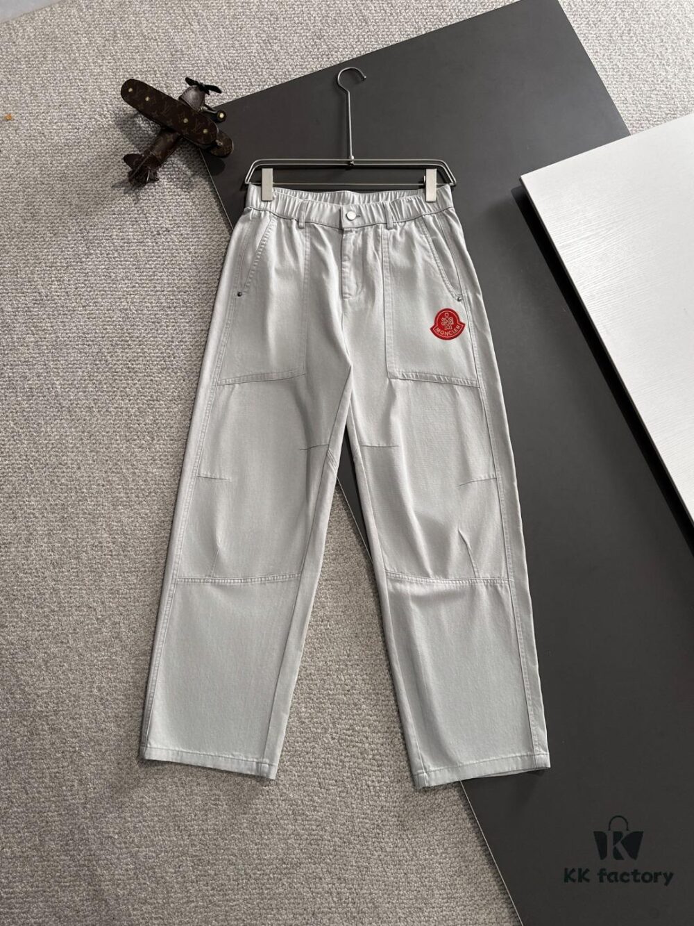 Moncler 2025 Spring and Summer New Arrival Elastic Waist Casual Pants, Thin Style Custom Counter Fabric, Highly Breathable and Comfortable, Exquisite Details, Brand Design Concept Reflecting High Quality, Soft and Smooth Hand Feel, Presenting a Leisure Cut with Excellent Fit