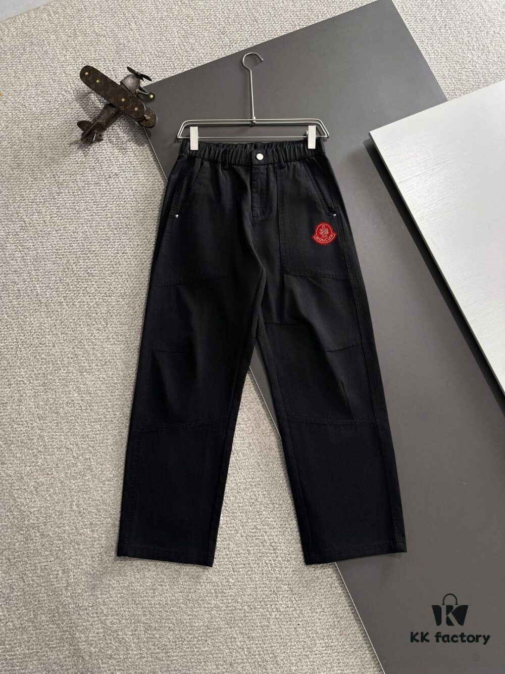 Moncler 2025 Spring/Summer New Elastic Waist Casual Pants, Lightweight Custom Fabric from Cabinet, Highly Breathable and Comfortable, Exquisite Details, Brand Design Concept Reflecting High Quality, Soft and Delicate Touch