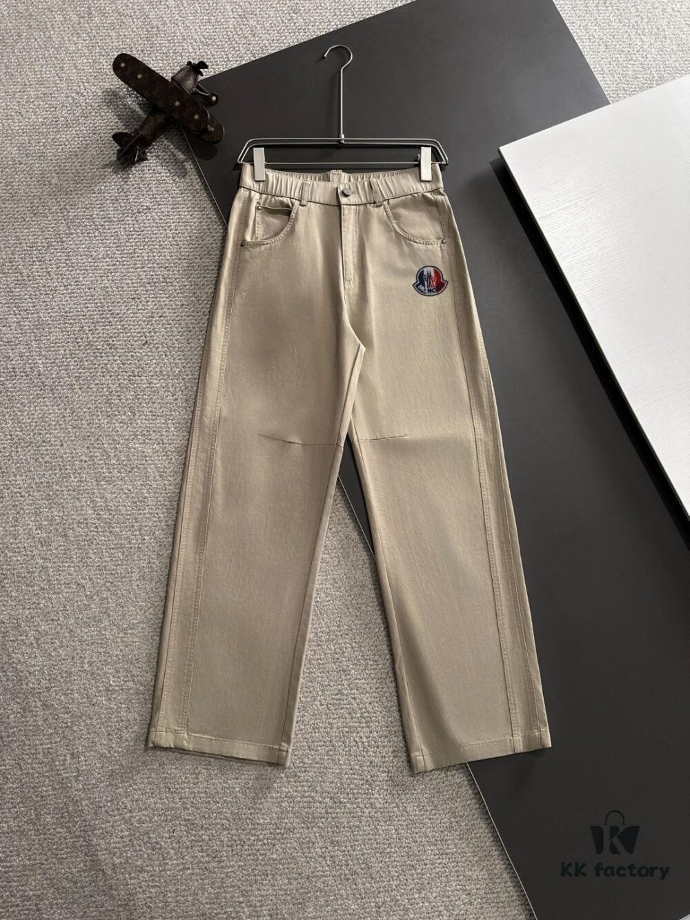 Moncler 2025 Spring and Summer New Arrival Elastic Waist Casual Pants, Lightweight Exclusive Cabinet Custom Fabric, Highly Breathable and Comfortable, Exquisite Details, Brand-Oriented Design Concept Reflecting High Quality, Soft and Smooth Texture, Showcasing a Stylish Relaxed Cut with Excellent Fit