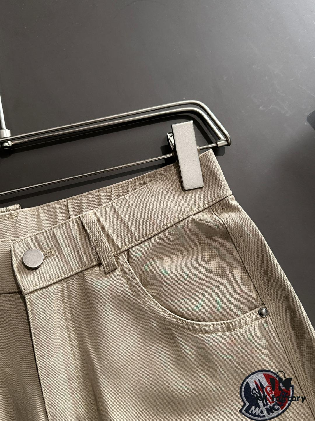 Moncler 2025 Spring and Summer New Arrival Elastic Waist Casual Pants, Lightweight Exclusive Cabinet Custom Fabric, Highly Breathable and Comfortable, Exquisite Details, Brand-Oriented Design Concept Reflecting High Quality, Soft and Smooth Texture, Showcasing a Stylish Relaxed Cut with Excellent Fit