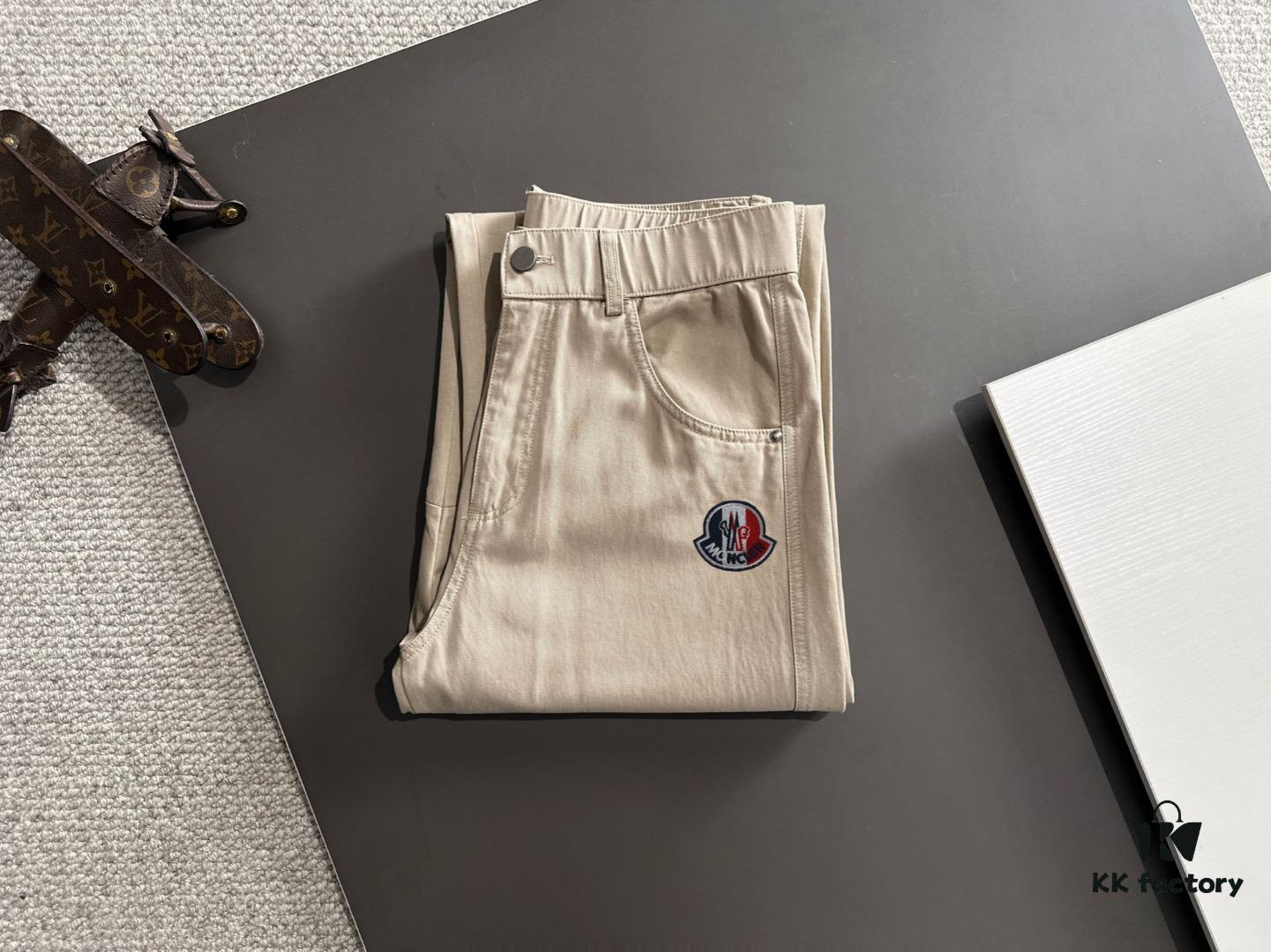 Moncler 2025 Spring and Summer New Arrival Elastic Waist Casual Pants, Lightweight Exclusive Cabinet Custom Fabric, Highly Breathable and Comfortable, Exquisite Details, Brand-Oriented Design Concept Reflecting High Quality, Soft and Smooth Texture, Showcasing a Stylish Relaxed Cut with Excellent Fit