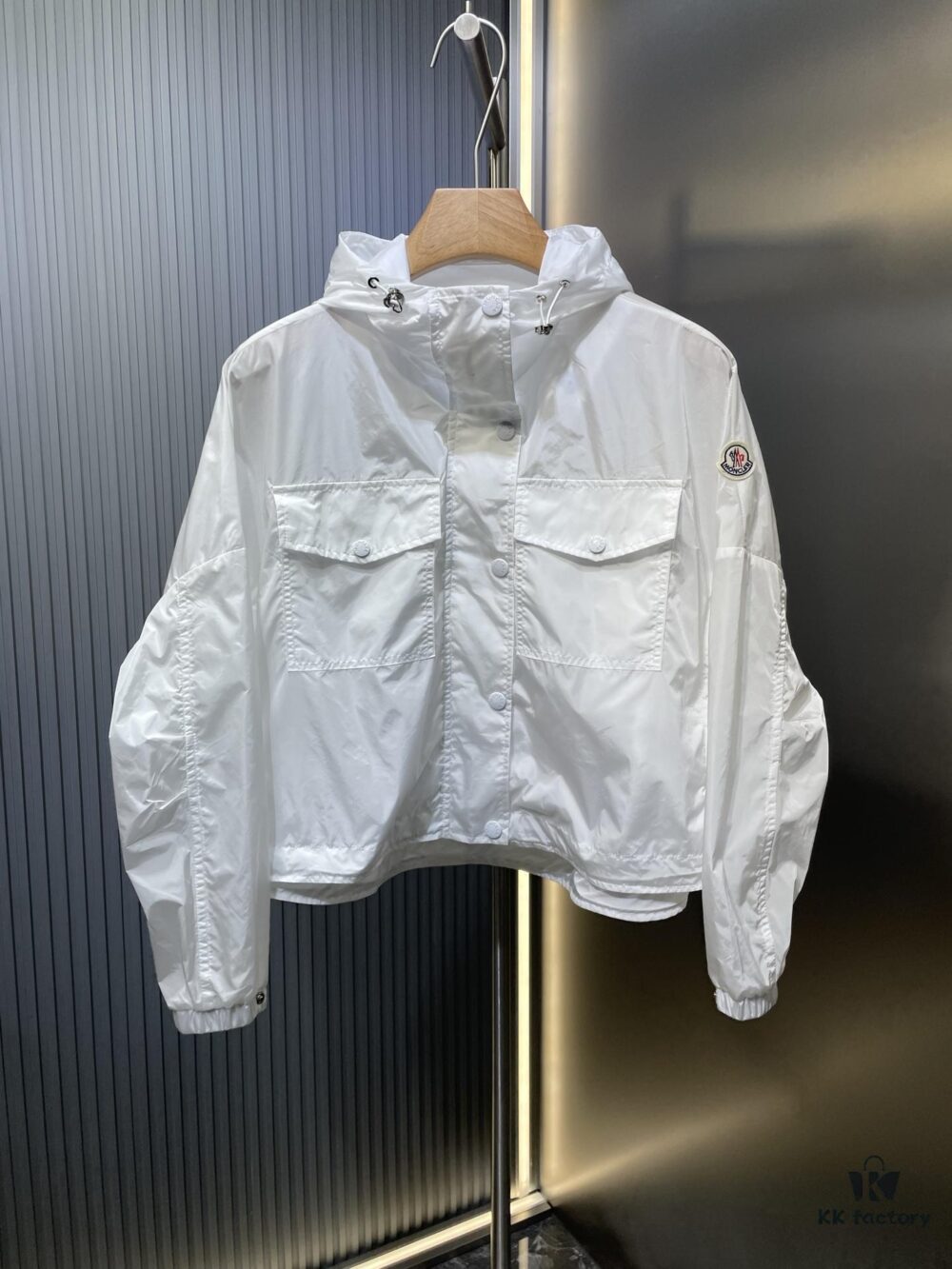 Moncle 2024 Spring/Summer New Arrival Original Order High-End Quality! Premium Windproof Fabric with Structured Texture, Adorable Youthful Sporty Style, Classic Tailcoat Design with Loose Fit, Extremely Comfortable and Breathable – Must-Have Item for Elegant Ladies