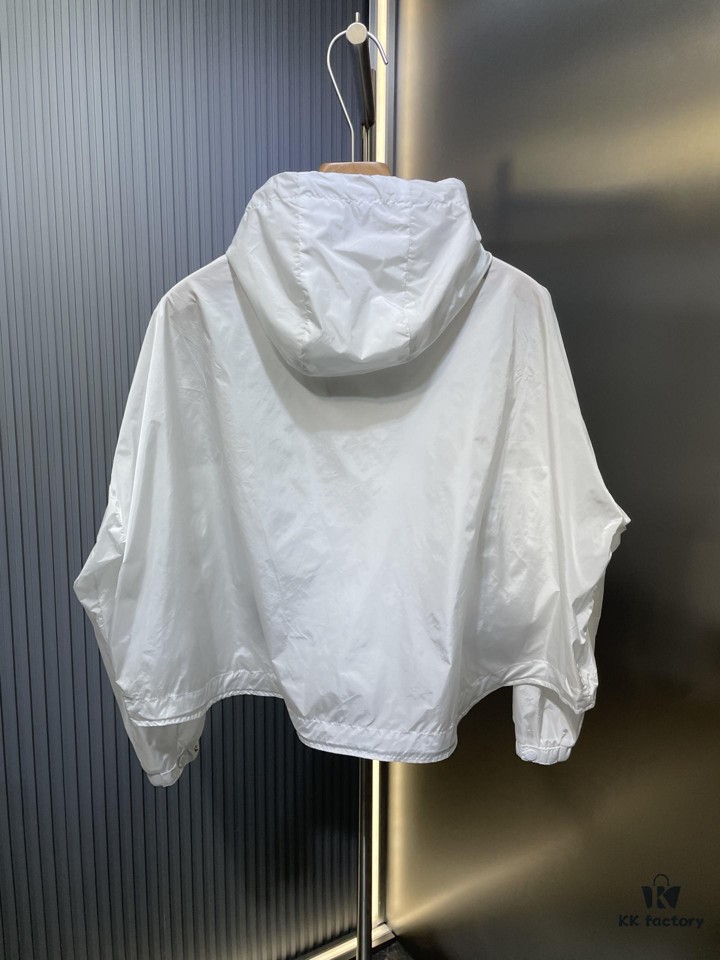 Moncle 2024 Spring/Summer New Arrival Original Order High-End Quality! Premium Windproof Fabric with Structured Texture, Adorable Youthful Sporty Style, Classic Tailcoat Design with Loose Fit, Extremely Comfortable and Breathable – Must-Have Item for Elegant Ladies