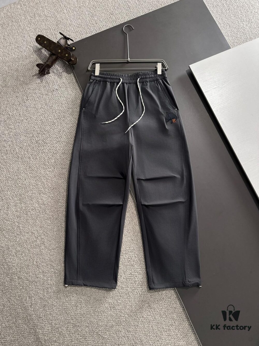 Hermes 2025 Spring/Summer New Elastic Waist Casual Pants, Lightweight Custom Counter Fabric, Breathable and Comfortable, Exquisitely Designed with Brand Elements, Soft and Smooth Texture, Excellent Fit and Tailoring