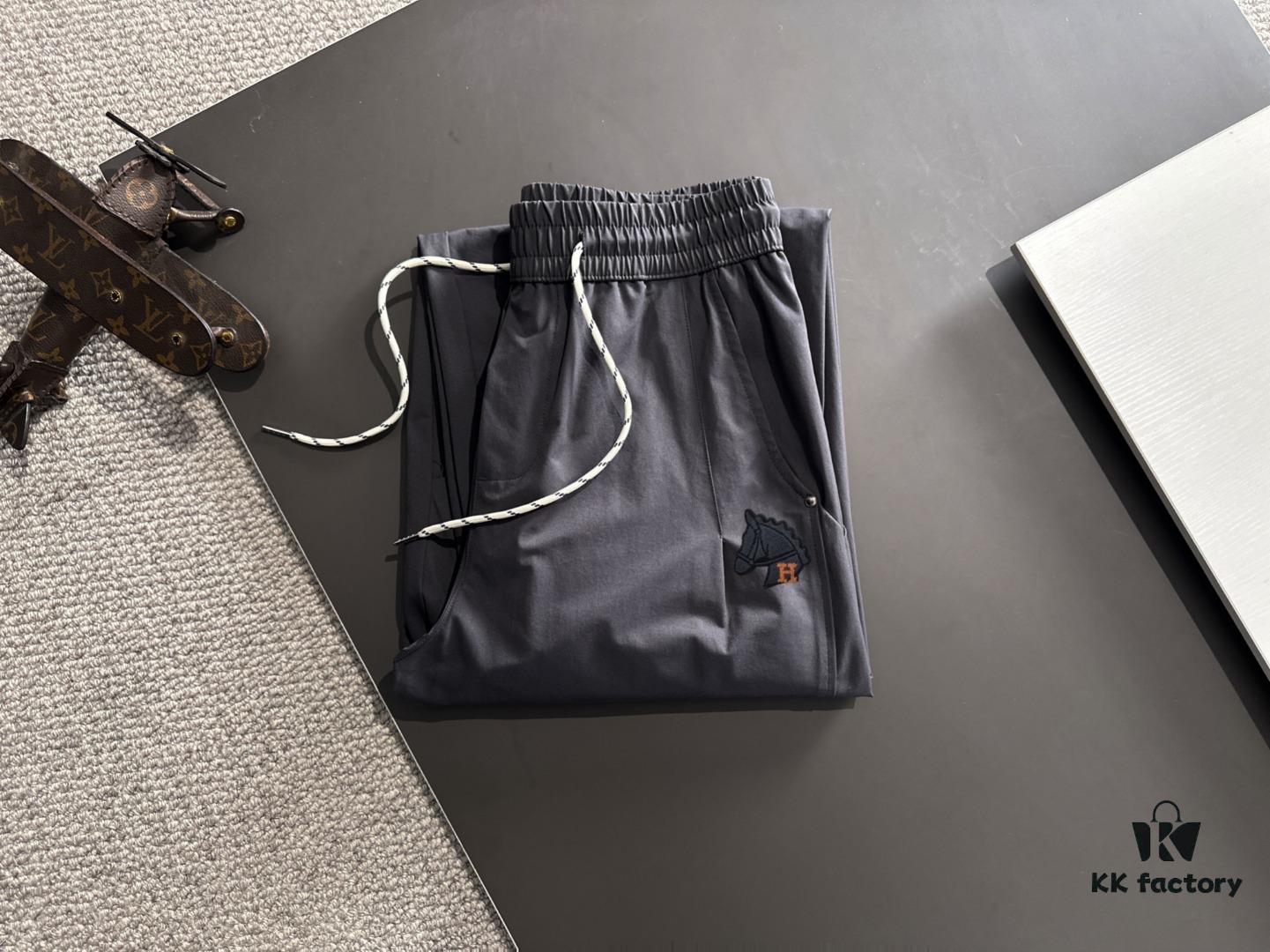 Hermes 2025 Spring/Summer New Elastic Waist Casual Pants, Lightweight Custom Counter Fabric, Breathable and Comfortable, Exquisitely Designed with Brand Elements, Soft and Smooth Texture, Excellent Fit and Tailoring