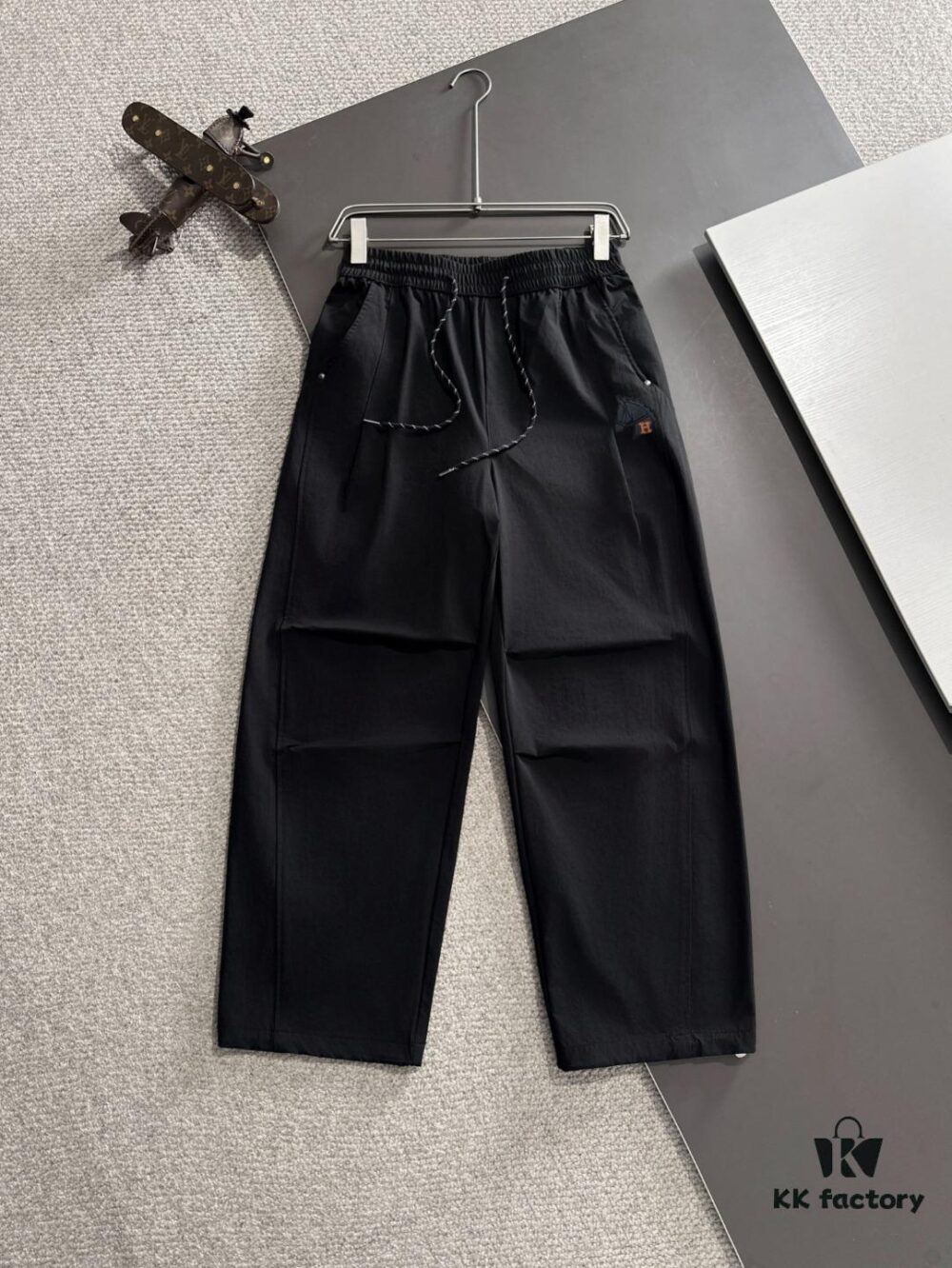 Hermes 2025 Spring/Summer New Elastic Waist Casual Pants, Lightweight Custom Counter Fabric, Breathable and Comfortable, Exquisite Details, Brand Design Concept, High Quality, Soft and Smooth Texture, Excellent Fit with Relaxed Tailoring