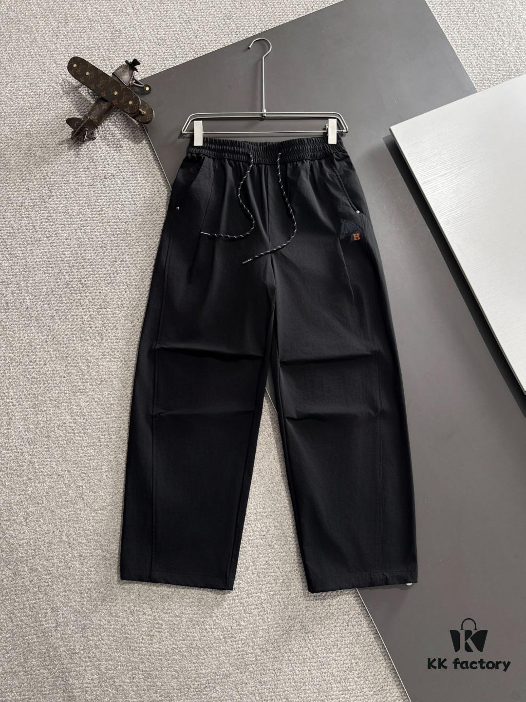 Hermes 2025 Spring/Summer New Elastic Waist Casual Pants, Lightweight Custom Counter Fabric, Breathable and Comfortable, Exquisite Details, Brand Design Concept, High Quality, Soft and Smooth Texture, Excellent Fit with Relaxed Tailoring