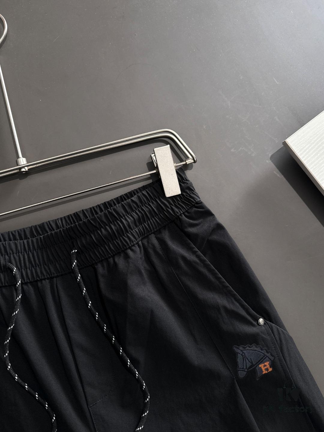 Hermes 2025 Spring/Summer New Elastic Waist Casual Pants, Lightweight Custom Counter Fabric, Breathable and Comfortable, Exquisite Details, Brand Design Concept, High Quality, Soft and Smooth Texture, Excellent Fit with Relaxed Tailoring