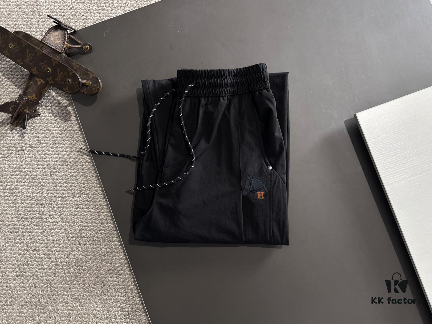 Hermes 2025 Spring/Summer New Elastic Waist Casual Pants, Lightweight Custom Counter Fabric, Breathable and Comfortable, Exquisite Details, Brand Design Concept, High Quality, Soft and Smooth Texture, Excellent Fit with Relaxed Tailoring