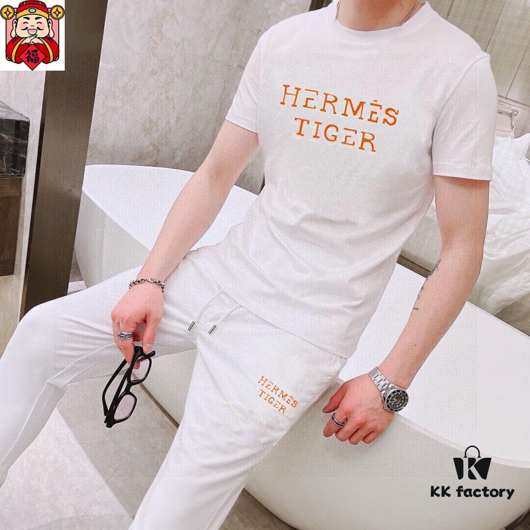 HERMES (Good News for Big Men) 2025 Official Website Same Style World-Famous Luxury Brand Summer Men's Double-Mercerized High-Quality Bull-Shirt Set Imported Original Fabric, Trendy Fashion of the Season, Versatile Bestseller. Simple and Elegant Design with Precision Craftsmanship Keeps You at the Pinnacle of Fashion