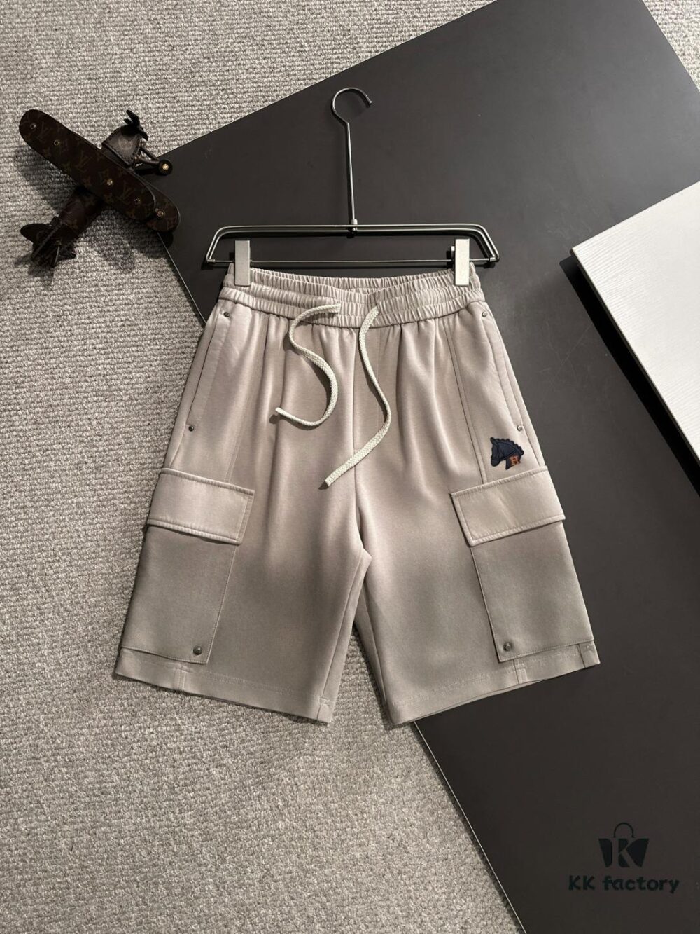 Hermes 2025 Spring and Summer New Arrival Elastic Waist Casual Shorts, High-End Custom Fabric, Breathable and Comfortable, Exquisite Details, Premium Quality, Soft and Smooth Texture, Stylish Leisure Cut