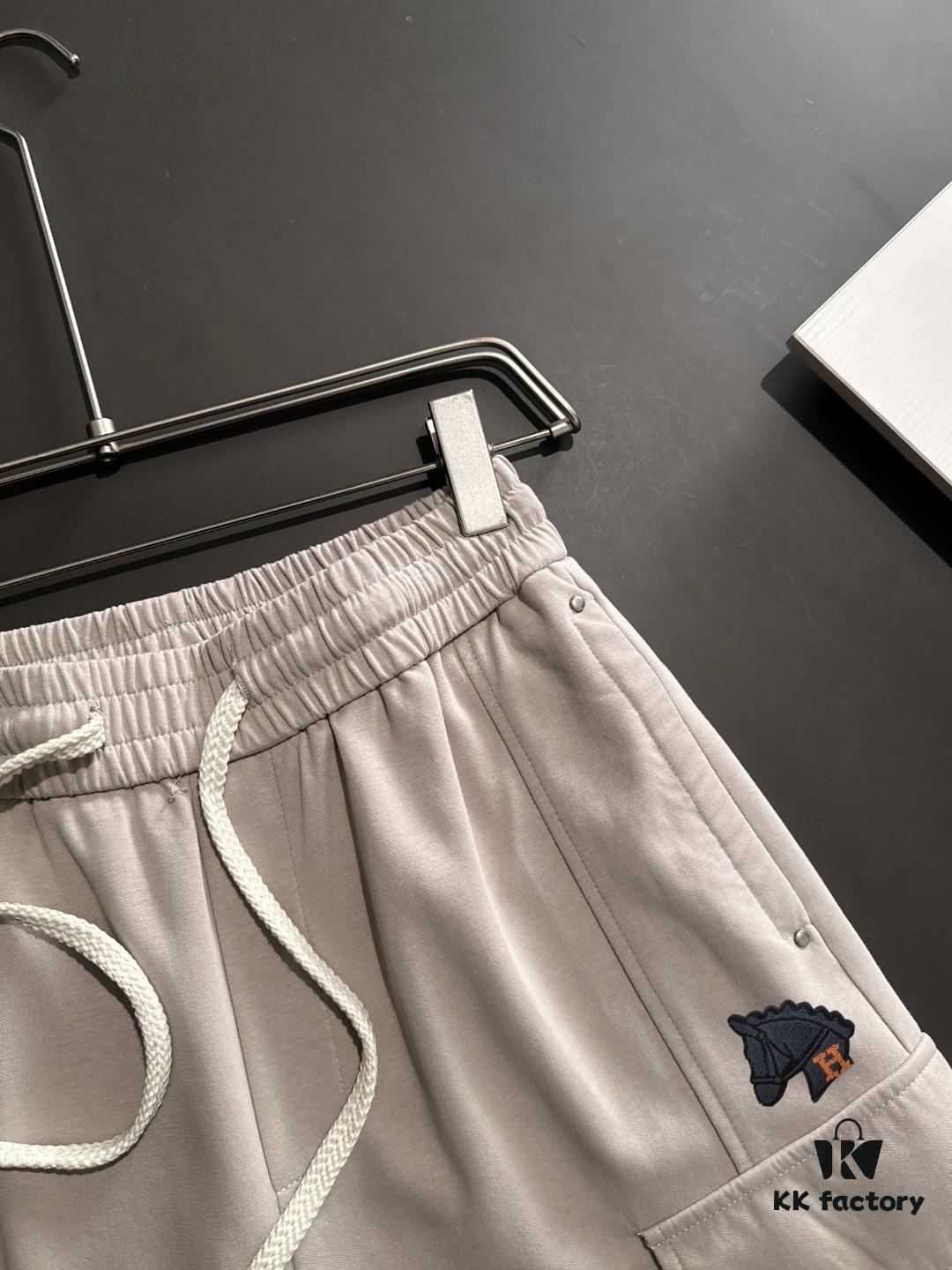 Hermes 2025 Spring and Summer New Arrival Elastic Waist Casual Shorts, High-End Custom Fabric, Breathable and Comfortable, Exquisite Details, Premium Quality, Soft and Smooth Texture, Stylish Leisure Cut