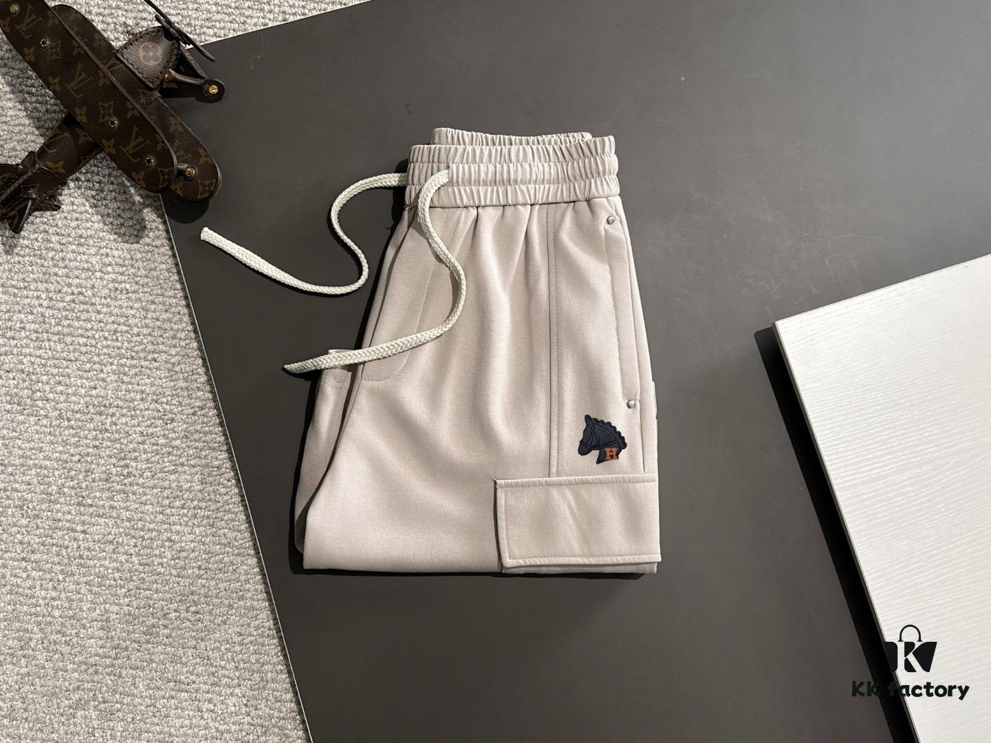 Hermes 2025 Spring and Summer New Arrival Elastic Waist Casual Shorts, High-End Custom Fabric, Breathable and Comfortable, Exquisite Details, Premium Quality, Soft and Smooth Texture, Stylish Leisure Cut