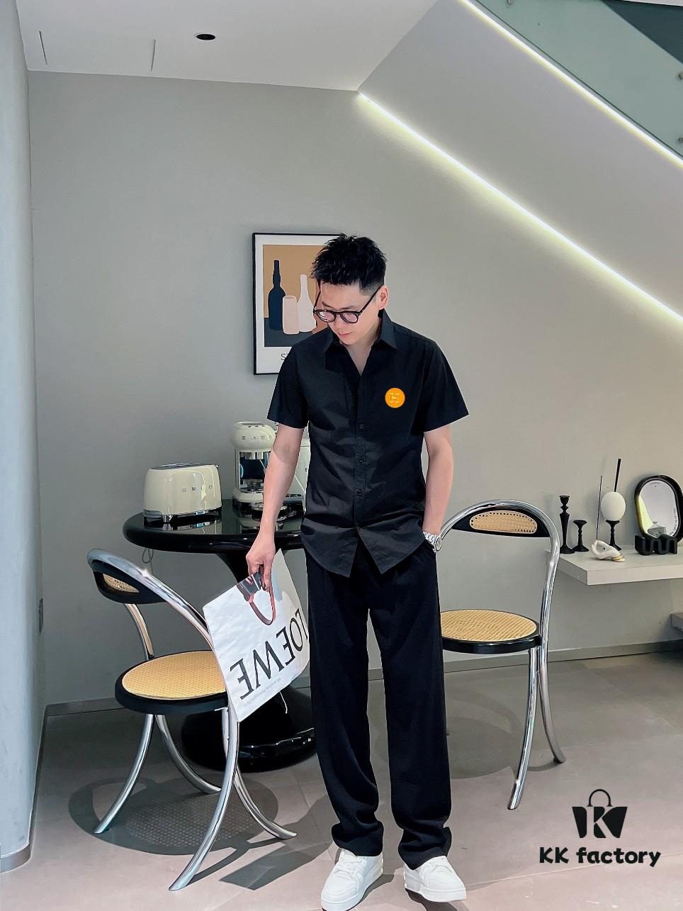 Hermès* Stylish Slim-Fit Short-Sleeve Shirt, 100% Luthai Silk-Smooth Fabric, Comfortable and Breathable, Casual Shirt with Minimalist Fashion Design, Elegant and Versatile