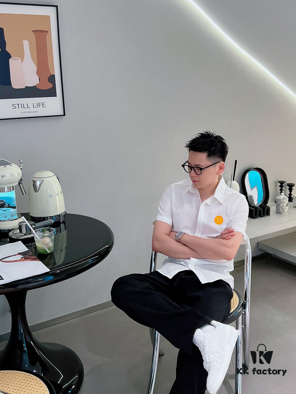 Hermès* Stylish Slim-Fit Short-Sleeve Shirt, 100% Luthai Silk-Smooth Fabric, Comfortable and Breathable, Casual Shirt with Minimalist Fashion Design, Elegant and Versatile