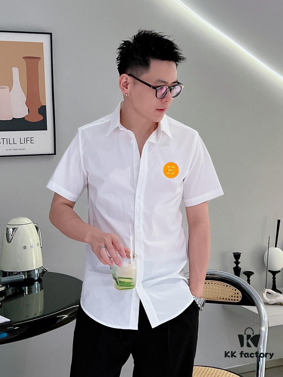 Hermès* Stylish Slim-Fit Short-Sleeve Shirt, 100% Luthai Silk-Smooth Fabric, Comfortable and Breathable, Casual Shirt with Minimalist Fashion Design, Elegant and Versatile