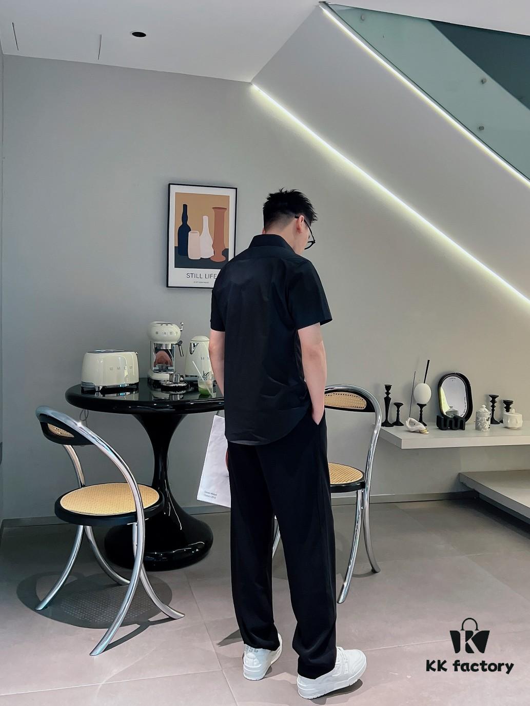 Hermès* Stylish Slim-Fit Short-Sleeve Shirt, 100% Luthai Silk-Smooth Fabric, Comfortable and Breathable, Casual Shirt with Minimalist Fashion Design, Elegant and Versatile