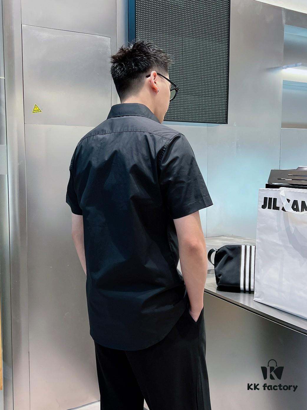 Hermès* Stylish Slim-Fit Short-Sleeve Shirt, 100% Luthai Silk-Smooth Fabric, Comfortable and Breathable, Casual Shirt with Minimalist Fashion Design, Elegant and Versatile