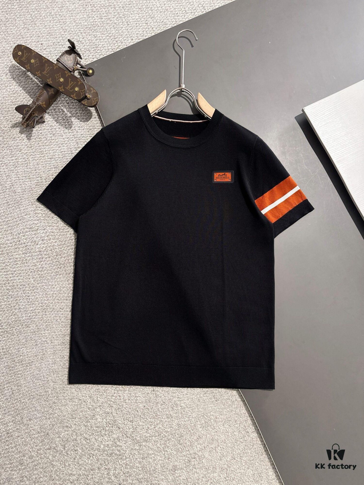 Hermès 2025 Spring/Summer New Men's Round Neck Short-Sleeve T-Shirt, High-Quality Combed Cotton Knit Fabric with Embroidered Logo