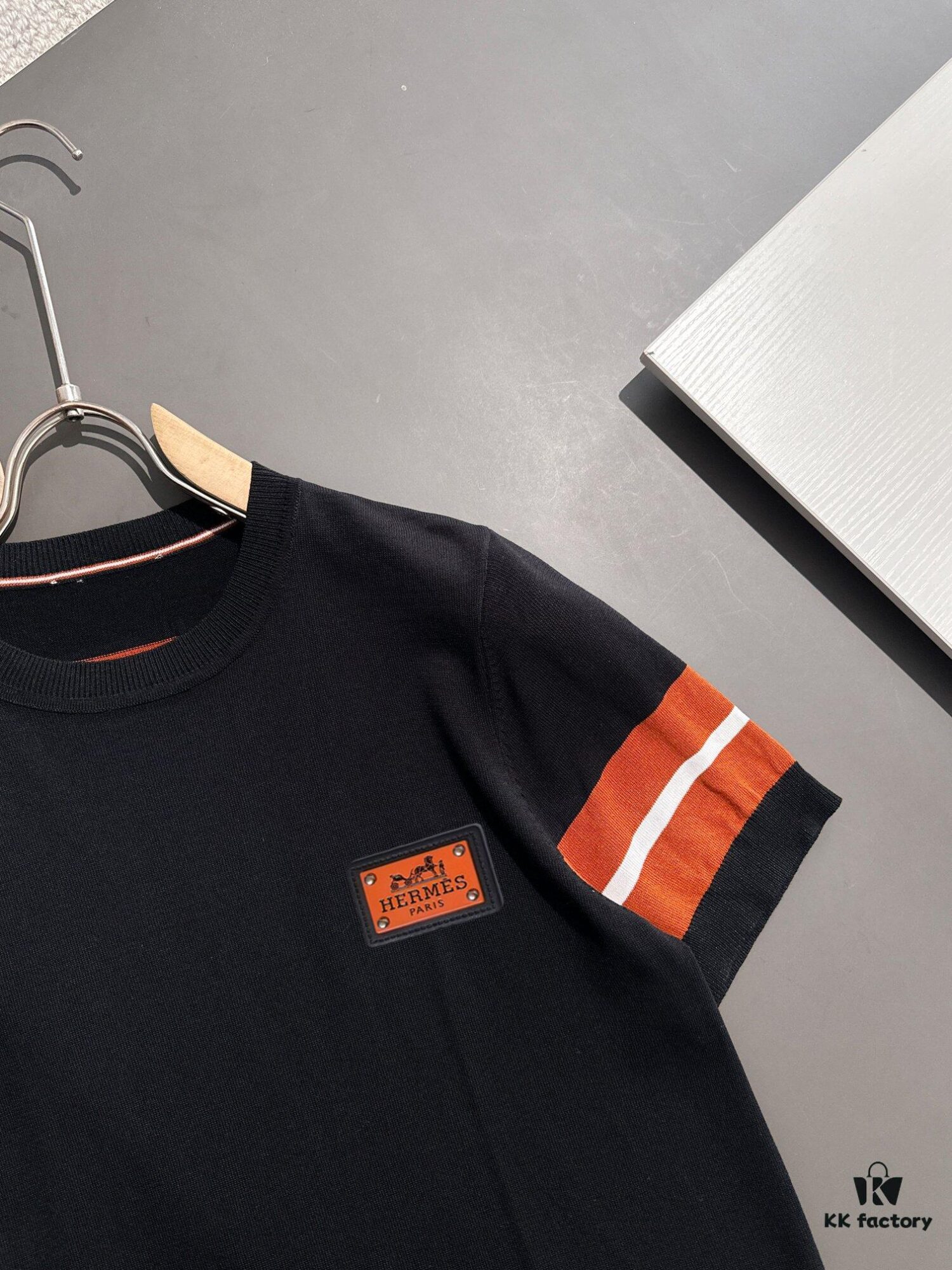 Hermès 2025 Spring/Summer New Men's Round Neck Short-Sleeve T-Shirt, High-Quality Combed Cotton Knit Fabric with Embroidered Logo