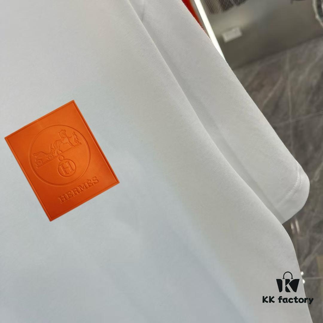 Hermes 2025 Spring Collection Short Sleeve Shirt, Hand-Customized Logo at Chest, Pure Cotton Fabric with Gold Thread Embroidery, Classic Buttoned Hem, OS Drop-Shoulder Fit