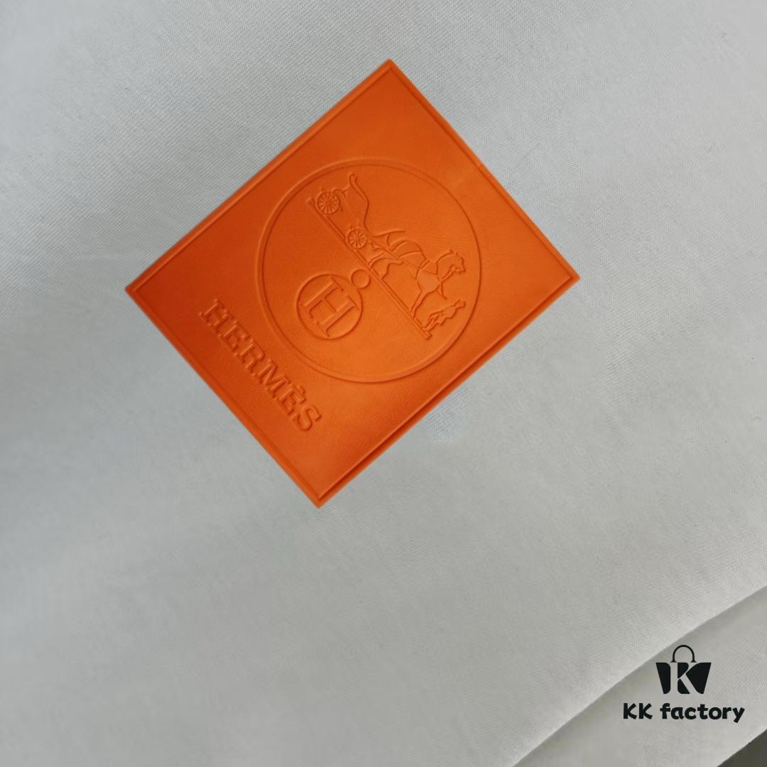 Hermes 2025 Spring Collection Short Sleeve Shirt, Hand-Customized Logo at Chest, Pure Cotton Fabric with Gold Thread Embroidery, Classic Buttoned Hem, OS Drop-Shoulder Fit