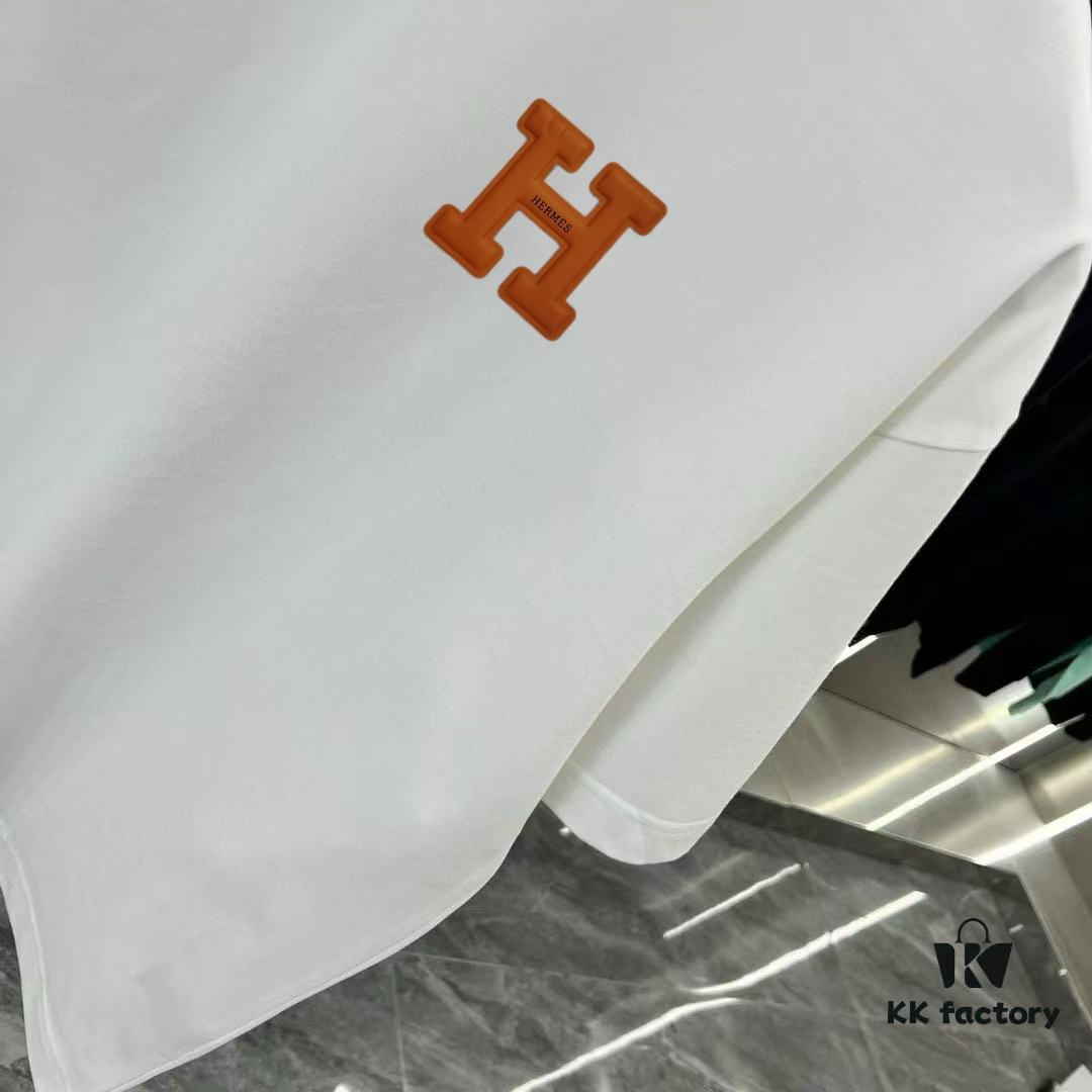 Hermes 2025 Spring-Summer New Short Sleeve T-Shirt with Hand-Customized Logo on Chest, Pure Cotton Fabric with Gold Thread Embroidery, Classic Buttoned Hem and OS Drop-Shoulder Fit