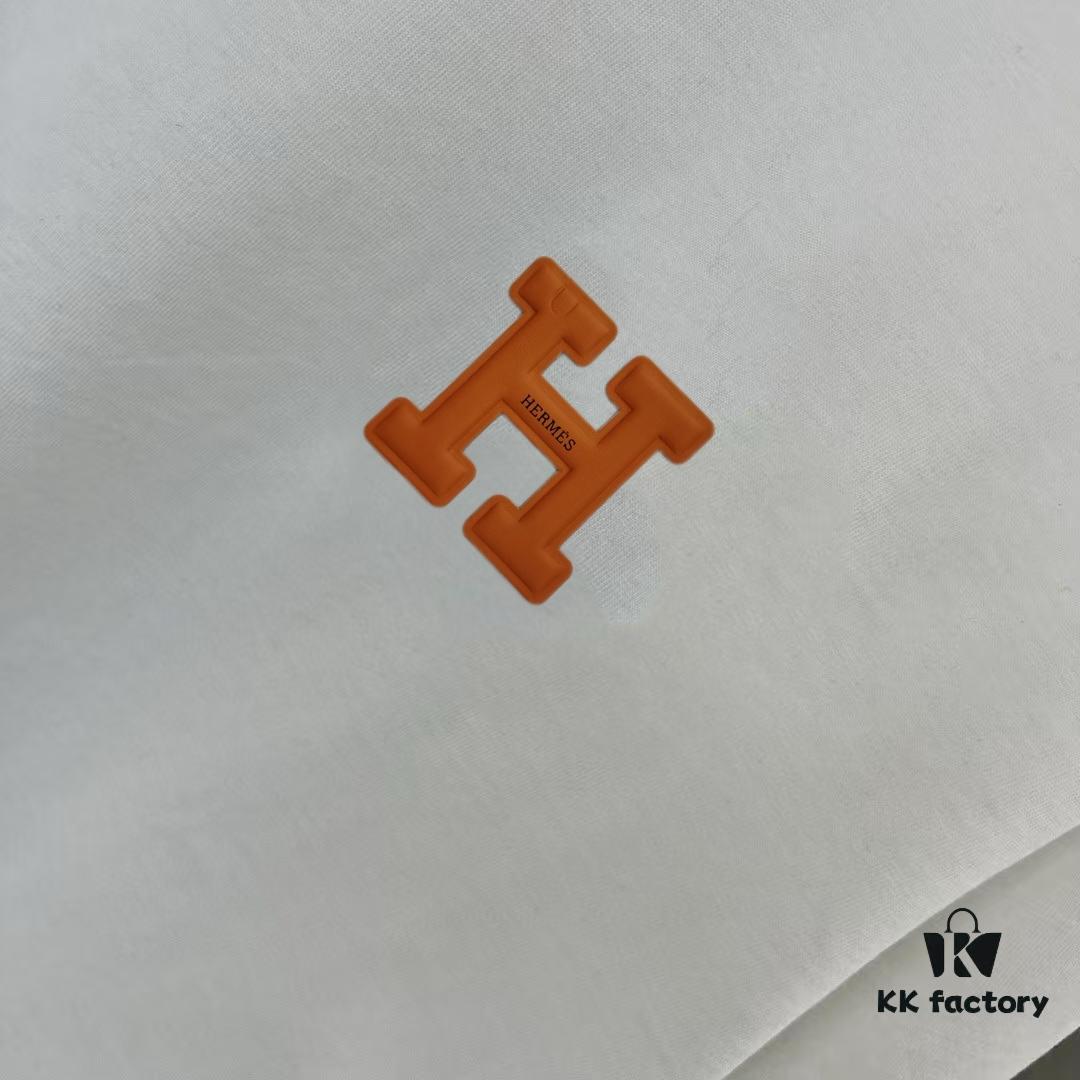 Hermes 2025 Spring-Summer New Short Sleeve T-Shirt with Hand-Customized Logo on Chest, Pure Cotton Fabric with Gold Thread Embroidery, Classic Buttoned Hem and OS Drop-Shoulder Fit