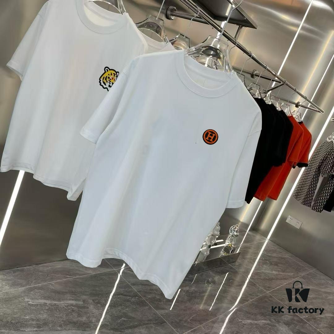 Hermes 2025 Spring Collection Short Sleeve T-Shirt, Hand-Customized Logo at Chest, Pure Cotton Fabric with Gold Thread Embroidery, Classic Buttoned Hem, OS Drop-Shoulder Fit