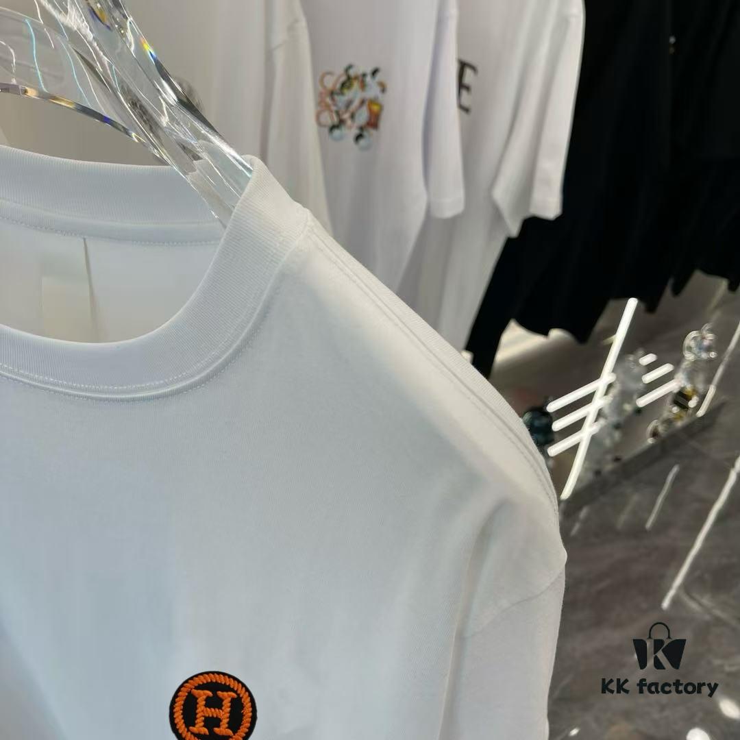 Hermes 2025 Spring Collection Short Sleeve T-Shirt, Hand-Customized Logo at Chest, Pure Cotton Fabric with Gold Thread Embroidery, Classic Buttoned Hem, OS Drop-Shoulder Fit