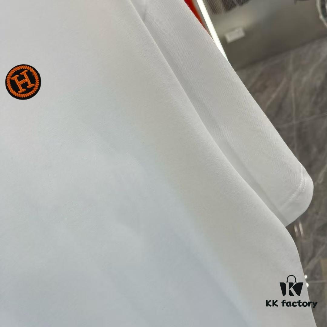 Hermes 2025 Spring Collection Short Sleeve T-Shirt, Hand-Customized Logo at Chest, Pure Cotton Fabric with Gold Thread Embroidery, Classic Buttoned Hem, OS Drop-Shoulder Fit