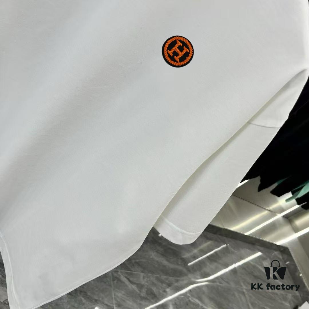 Hermes 2025 Spring Collection Short Sleeve T-Shirt, Hand-Customized Logo at Chest, Pure Cotton Fabric with Gold Thread Embroidery, Classic Buttoned Hem, OS Drop-Shoulder Fit