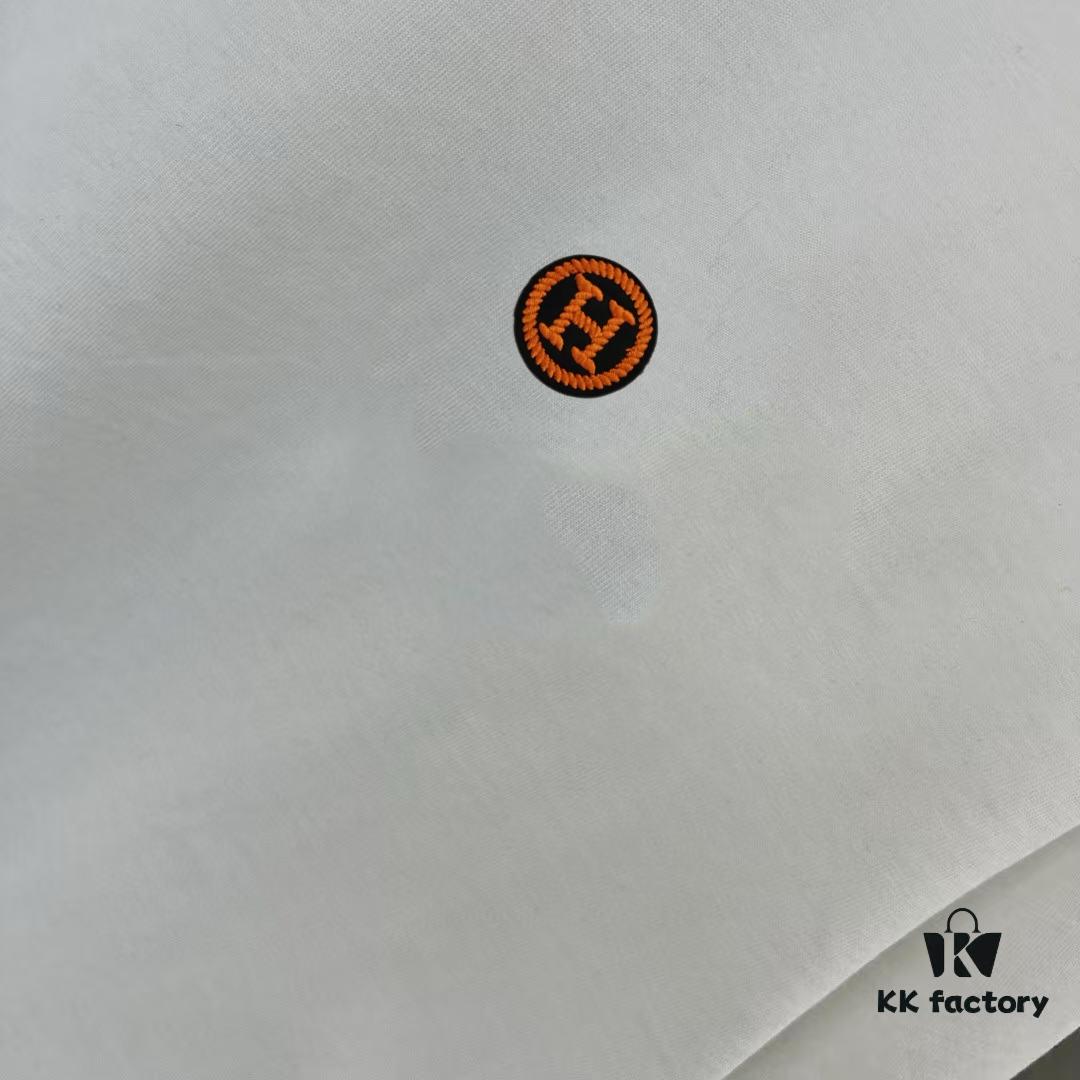 Hermes 2025 Spring Collection Short Sleeve T-Shirt, Hand-Customized Logo at Chest, Pure Cotton Fabric with Gold Thread Embroidery, Classic Buttoned Hem, OS Drop-Shoulder Fit