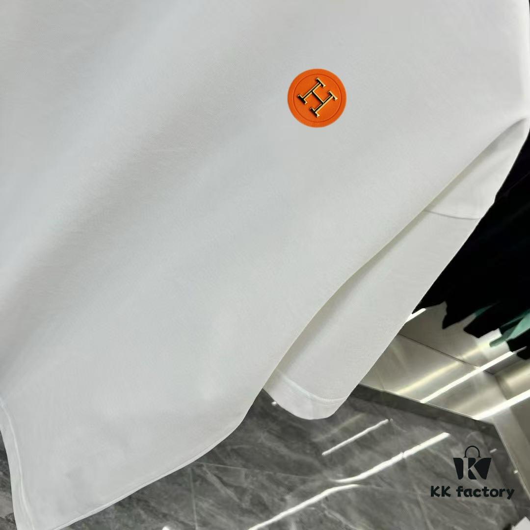 Hermes 2025 Spring Collection Short Sleeve Shirt, Hand-Customized Logo at Chest, Pure Cotton Fabric with Gold Thread Embroidery, Classic Buttoned Hem, OS Drop-Shoulder Fit