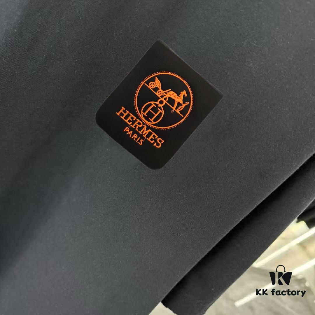 Hermes 2025 Spring Collection Short Sleeve Shirt, Hand-Customized Logo at Chest, Pure Cotton Fabric with Gold Thread Embroidery, OS Drop-Shoulder Fit, Classic Buttoned Hem, Premium Craftsmanship