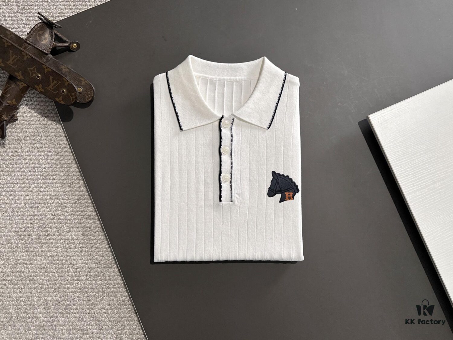High-Quality Hermès 2025 Spring/Summer New Men's Notched Collar Short-Sleeve T-Shirt