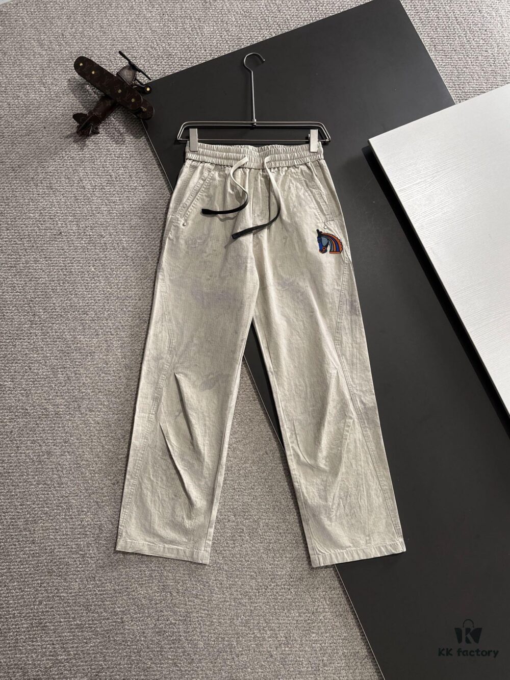 Hermes 2025 Spring/Summer New Elastic Waist Casual Pants, Lightweight Custom Fabric from Boutique, Breathable and Highly Comfortable, Exquisite Details, Brand-Inspired Design Concept Reflecting High Quality, Soft and Delicate Touch, Leisure Cut with Excellent Fit